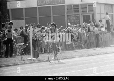 Superstars, BBC Television Program, tournage de Heat à Bracknell, Berkshire, 25th juin 1976. Liverpool Player, Kevin Keegan, vélo sur piste. Banque D'Images