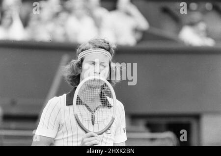 Jimmy Connors contre John McEnroe, demi-finale de Wimbledon Mens, jeudi 30th juin 1977. Le champion 1974 Jimmy Connors a battu John McEnroe en quatre séries (6-3, 6-3, 4-6, 6-4). Notre photo montre ... John McEnroe en action. Banque D'Images