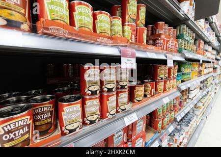 Soupes Heinz; boîtes de soupe Heinz sur les étagères de supermarché à vendre, Royaume-Uni, exemple d'aliments en conserve ou en conserve. Banque D'Images