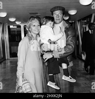 Roger Moore, de l'aéroport de Heathrow à Los Angeles, prévoit de faire un film de comédie à Hollywood. Il a quitté Londres avec sa femme Luisa et leur fils Christian de 3 ans pour promouvoir sa dernière photo, « The Spy Who Loved Me ». 1st mars 1977. Banque D'Images