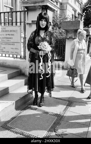 Mariage Punk rock à l'hôtel de ville d'Acton, du frontman damné Dave Vanian, 20 ans, et Laurie Glendon, 20 ans. Après le mariage, ils vont à Hastings pour quelques jours car le marié est au milieu de faire un album. 7th septembre 1977. Banque D'Images
