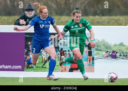 Durham, Royaume-Uni. 13th mars 2022. Katie Wilkinson de Coventry et Kathryn Hill de Durham lors du match de football FA WSL 2 entre Durham et Coventry United au parc sportif de Maiden Castle à Durham, en Angleterre. Richard Callis/SPP crédit: SPP Sport Press photo. /Alamy Live News Banque D'Images