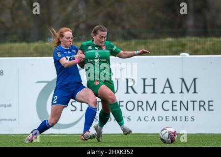 Durham, Royaume-Uni. 13th mars 2022. Katie Wilkinson de Coventry et Kathryn Hill de Durham lors du match de football FA WSL 2 entre Durham et Coventry United au parc sportif de Maiden Castle à Durham, en Angleterre. Richard Callis/SPP crédit: SPP Sport Press photo. /Alamy Live News Banque D'Images