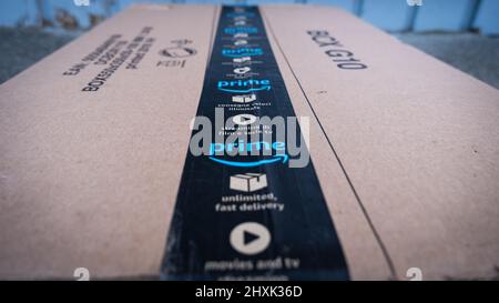 Galloway, Écosse - décembre 28th 2021: Amazon prime paquet assis sur un pas de porte dehors Banque D'Images