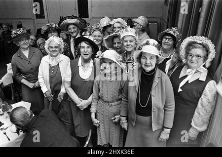 Des gens portant des bonnets de Pâques dans un club Darby & Joan, Berkshire. Avril 1976. Banque D'Images