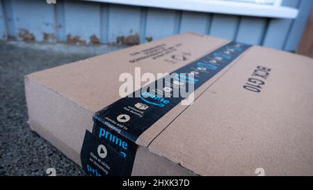 Galloway, Écosse - décembre 28th 2021: Amazon prime paquet assis sur un pas de porte dehors Banque D'Images