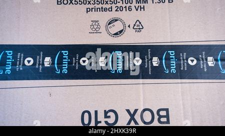 Galloway, Écosse - décembre 28th 2021: Amazon prime paquet assis sur un pas de porte dehors Banque D'Images