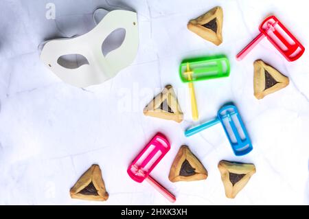 Purim Celebration concept, fête du carnaval juif, sur fond blanc. Vue de dessus, Flat lay. Photo de haute qualité Banque D'Images