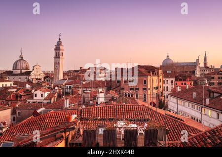 Venise, Italie, toits et sites historiques au crépuscule. Banque D'Images