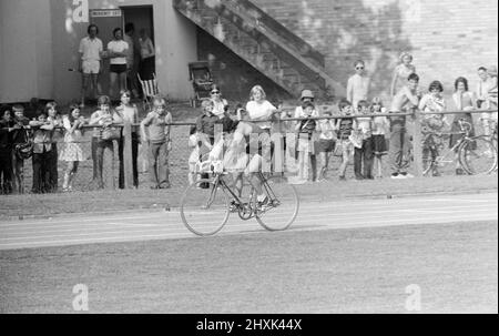 Superstars, BBC Television Program, tournage de Heat à Bracknell, Berkshire, 25th juin 1976. Liverpool Player, Kevin Keegan, vélo sur piste. Banque D'Images