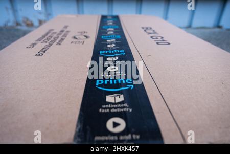 Galloway, Écosse - décembre 28th 2021: Amazon prime paquet assis sur un pas de porte dehors Banque D'Images