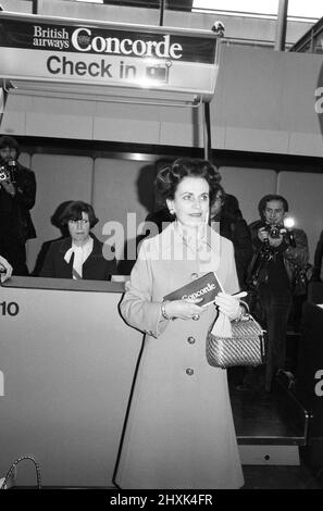 Vols commerciaux inauguraux du supersonic Airliner Concorde le 21st janvier 1976, sept ans après son vol d'essai inaugural. Un vol British Airways partant de l'aéroport de Heathrow, Londres vers Bahreïn au Moyen-Orient, tandis que l'autre, un vol Air France, a pris simultanément son décollage à 11,40 heures de l'aéroport d'Orly, Paris pour Rio de Janeiro via Dakar, Sénégal. La photo montre: La duchesse d'Argyle tenant son billet. 21st janvier 1976. Banque D'Images