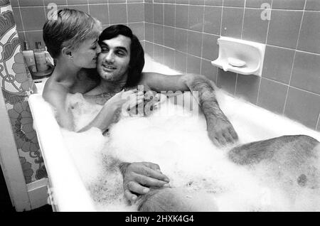 George Best et sa petite amie Angela Macdonald - JamesPictured à la maison de George Best à Londres. Angela a plus tard épousé George pour devenir Angie Best. Photo prise le 23rd septembre 1976George Best et sa petite amie Angela Macdonald - Janes photographiés à la maison de Londres de George Best. Angela a plus tard épousé George pour devenir Angie Best. Photo prise le 23rd septembre 1976 Banque D'Images