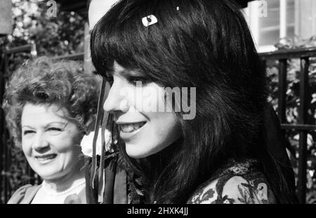 Mariage Punk rock à l'hôtel de ville d'Acton, du frontman damné Dave Vanian, 20 ans, et Laurie Glendon, 20 ans. Après le mariage, ils vont à Hastings pour quelques jours car le marié est au milieu de faire un album. 7th septembre 1977. Banque D'Images