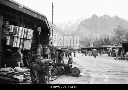 La ville de Darra Adam Khel, située au Pakistan au sud de Peshawar et près de la frontière afghane, Darra Adam Khel (ou tout simplement Darra, pour résumer) est, comme la ville sauvage de l'Ouest du 19th siècle.il n'y a qu'une route principale à Darra et il est rempli, de chaque côté, avec des magasins à rampe. Les magasins vendent des pistolets de toutes marques et tailles. Mais ces armes aren¿ importées par certains marchand d'armes ombragées, elles sont faites par le peuple de Darra en utilisant seulement ¿d outils et une petite perceuse¿les hommes de Darra créent des répliques illégales d'armes à feu toute la journée, chaque jour. Les compétences en fabrication d’armes à feu sont transmises de génératio Banque D'Images