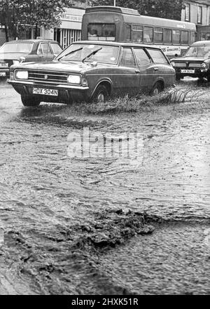 Les voitures se battent à travers les inondations éclair sur le A1 à Low est tombé après la pluie torrentielle en 1977 Banque D'Images