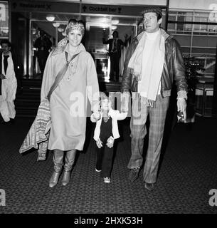 Roger Moore, de l'aéroport de Heathrow à Los Angeles, prévoit de faire un film de comédie à Hollywood. Il a quitté Londres avec sa femme Luisa et leur fils Christian de 3 ans pour promouvoir sa dernière photo, « The Spy Who Loved Me ». 1st mars 1977. Banque D'Images