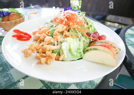 salade de pop de poulet, de fruits et de légumes ou salade de poulet croustillante Banque D'Images