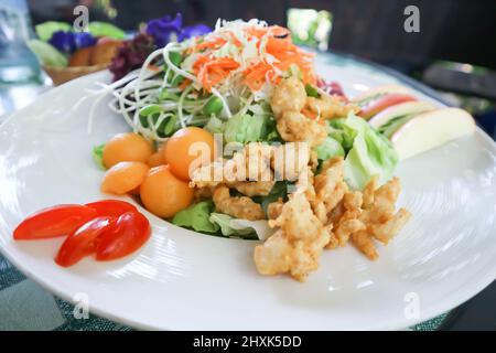 salade de pop de poulet, de fruits et de légumes ou salade de poulet croustillante Banque D'Images