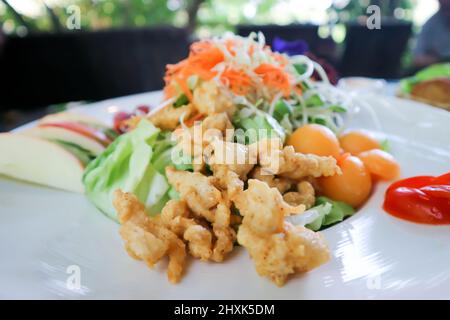 salade de pop de poulet, de fruits et de légumes ou salade de poulet croustillante Banque D'Images