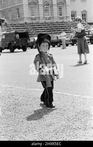 Soldat de la taille d'une pinte, Mark Acklom, 3 ans, de Greenways, Beckenham, Kent, portant une tenue de garde miniature, avec carabine, tient une garde devant Clarence House, Londres, 10th juin 1976. Banque D'Images