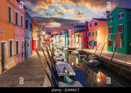 Burano, Venise, Italie bâtiments colorés le long des canaux au crépuscule. Banque D'Images