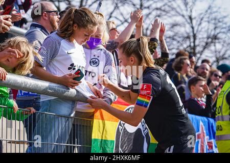 Francfort, Allemagne. 13th mars 2022. Laura Freigang (10 Francfort) avec les fans après le match FlyerAlarm Frauen-Bundesliga 2021/2022 entre Eintracht Frankfurt et SGS Essen au stade de Brentanobad à Francfort-sur-le-main, en Allemagne. Norina Toenges/Sports Press photo: SPP Sport Press photo. /Alamy Live News Banque D'Images