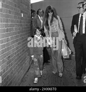 Jane Fonda s'est envolée à Heathrow de New York pour recevoir un grand accueil de sa fille de huit ans Vanessa, qui est arrivée à bord d'un autre jumbo-jet de Los Angeles cinq minutes plus tôt. 11th août 1976. Banque D'Images