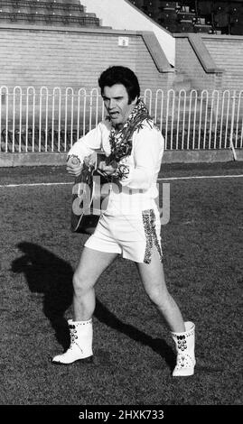 Freddie Starr, comédien, au club de football de Wimbledon, pour filmer son émission télévisée, Who Do You Do?, mercredi 14th janvier 1976. Notre image montre ... impersonitant Elvis Presley. Banque D'Images