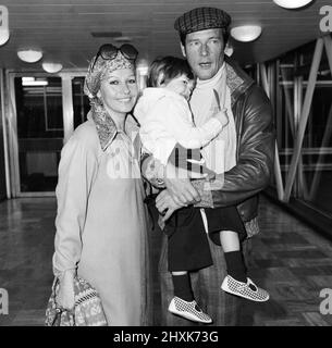 Roger Moore, de l'aéroport de Heathrow à Los Angeles, prévoit de faire un film de comédie à Hollywood. Il a quitté Londres avec sa femme Luisa et leur fils Christian de 3 ans pour promouvoir sa dernière photo, « The Spy Who Loved Me ». 1st mars 1977. Banque D'Images