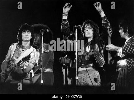 Rolling Stones au Krebworth Pop Festival 21 août 1976 Mick Jagger sur scène avec Ronnie Wood (à gauche) et Keith Richard; Billy Preston est derrière Ronnie. Août 1976 Banque D'Images