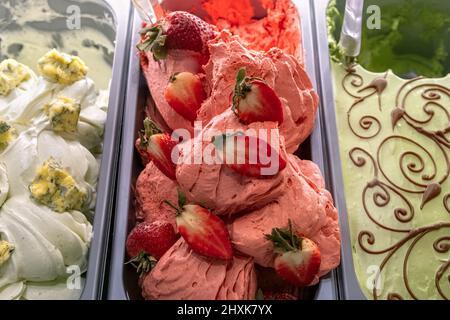 Crème glacée aux fraises et aux baies. Diverses glaces sur le plateau dans la boutique de glaces vue de dessus. Mise au point sélective. Banque D'Images