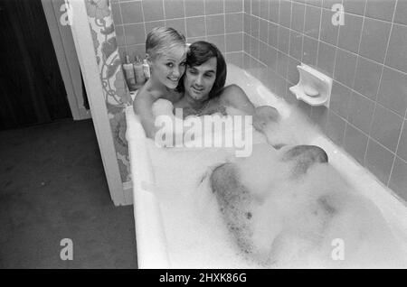 George Best et sa petite amie Angela Macdonald - JamesPictured à la maison de George Best à Londres. Angela a plus tard épousé George pour devenir Angie Best. Photo prise le 23rd septembre 1976George Best et sa petite amie Angela Macdonald - Janes photographiés à la maison de Londres de George Best. Angela a plus tard épousé George pour devenir Angie Best. Photo prise le 23rd septembre 1976 Banque D'Images