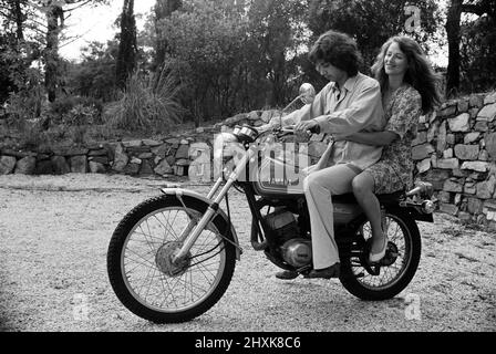 Charlotte Rampling et son petit ami Jean Michel Jarre, photographiés dans une villa près de St Tropez. Août 1977. Banque D'Images