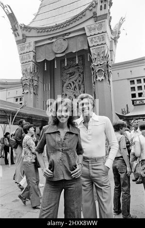 Karen et Richard Carpenter, The Carpenters, photographiés à Hollywood, Los Angeles, Californie, USA.ici ils sont à l'extérieur du théâtre chinois, Graumans, à Hollywood. Il s'agit d'une première série exclusive de photos depuis la maladie grave de Karens, qui les a empêchés de faire une tournée en Angleterre. Photo prise le 19th juillet 1976 Banque D'Images