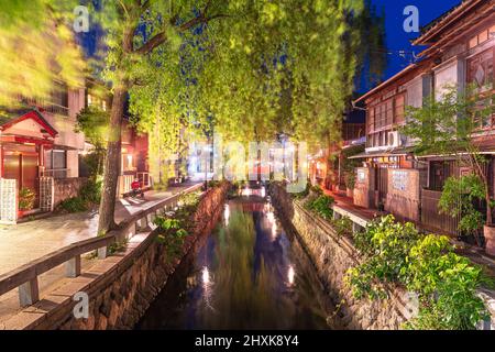 Shimoda, Japon sur le canal de Perry Road la nuit. Banque D'Images