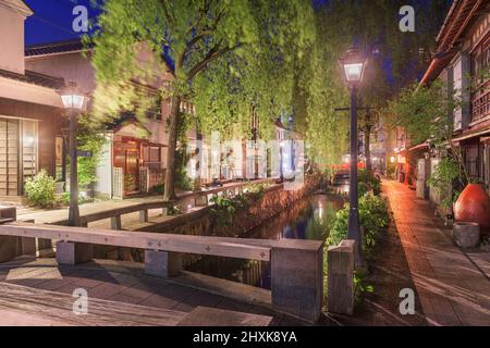 Shimoda, Japon sur le canal de Perry Road la nuit. Banque D'Images