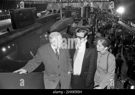 Sir Harold Wilson a visité les Pinewood Studios pour ouvrir officiellement la plus grande scène cinématographique au monde, créée pour des scènes mettant en scène un super-pétrolier et trois sous-marins dans la dernière épopée de James Bond, « The Spy Who Loved Me ». Sir Harold Wilson est photographié avec Roger Moore et Barbara Bach. 5th décembre 1976. Banque D'Images