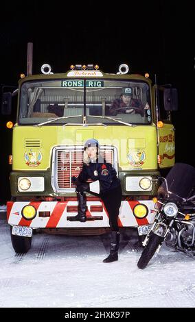 Officier de patrouille de l'American Highway avec Mack Truck Banque D'Images