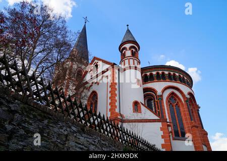 Belle et majestueuse église Saint Pierre dans la ville historique pittoresque de Bacharach sur le Rhin ou le Rhin, Allemagne Banque D'Images