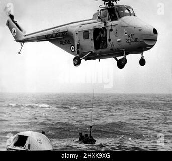 Un hélicoptère de recherche et sauvetage de la RAF Westland Whirlwind HAR10, de la RAF Boulmer, participe à un exercice de sauvetage en mer. 15th mars 1977 Banque D'Images