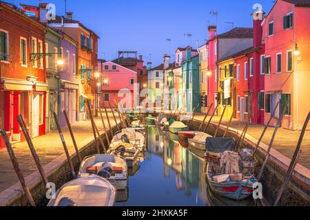 Burano, Venise, Italie bâtiments colorés le long des canaux au crépuscule. Banque D'Images