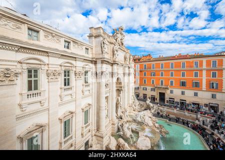 Rome, Italie avec vue sur la fontaine de Trevi le matin. Banque D'Images