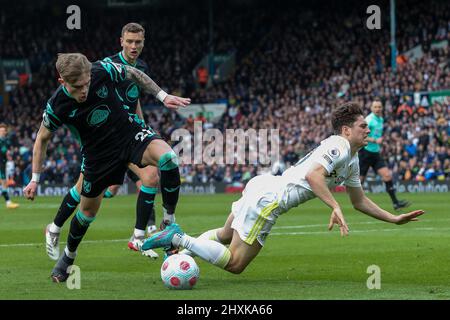 Leeds, Royaume-Uni. 13th mars 2022. Brandon Williams #21 de Norwich City fait tomber Daniel James #20 de Leeds United dans la zone de pénalité pendant le premier semestre mais aucune pénalité n'a été accordée à Leeds, Royaume-Uni le 3/13/2022. (Photo de James Heaton/News Images/Sipa USA) crédit: SIPA USA/Alay Live News Banque D'Images