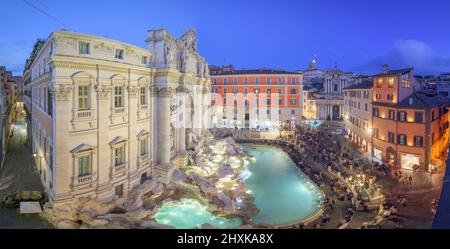 Rome, Italie, vue sur la fontaine de Trevi au crépuscule. Banque D'Images