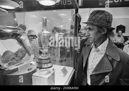 British Open 1976. Les Championnats de golf Britiish Open 1976 se tiennent au Royal Birkdale Gold Club. Date de la photo 10th juillet 1976. Maurice Flitcroft, de Barrow, golfeur amateur britannique et hoaxer. Se posant comme golfeur professionnel, Maurice a réussi à gagner une place pour jouer dans la partie qualifiante des Championnats ouverts. Sa duplicité a été facilement découverte quand il a cardé 49 sur par (121), le pire score dans les tournois hsitory. Banque D'Images