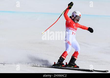 (220313) -- BEIJING, le 13 mars 2022 (Xinhua) -- Zhang Mengqiu, de Chine, participe à la compétition de descente des femmes en ski alpin des Jeux paralympiques d'hiver de 2022 à Beijing au Centre national de ski alpin du district de Yanqing, à Beijing, capitale de la Chine, le 5 mars 2022. (Xinhua/Jiang Han) Banque D'Images