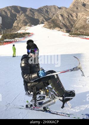 (220313) -- BEIJING, le 13 mars 2022 (Xinhua) -- l'athlète Wang Xiaoli pose pour des photos tout en skiant dans une station de ski à Beijing, capitale de la Chine, le 11 janvier 2017. (Xinhua) Banque D'Images