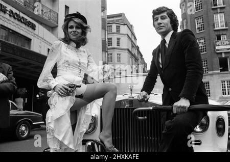 Joanna Lumley et Gareth Hunt, stars des nouveaux Avengers. 8th mars 1976. Banque D'Images