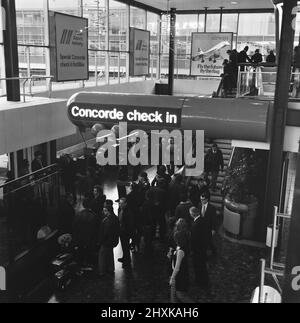 Vols commerciaux inauguraux du supersonic Airliner Concorde le 21st janvier 1976, sept ans après son vol d'essai inaugural.un vol British Airways est parti de l'aéroport d'Heathrow, Londres à Bahreïn au Moyen-Orient et l'autre, un vol Air France, a décollés simultanément à 11,40 heures de l'aéroport d'Orly, Paris pour Rio de Janeiro via Dakar, Sénégal. Spectacles sur photo : passagers faisant la queue pour s'enregistrer à Heathrow pour le vol historique. 21st janvier 1976. Banque D'Images